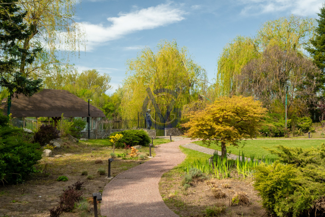 Domeniu Grandios, la Lac, cu Parc si Vila Monumentala in S1, Bucuresti