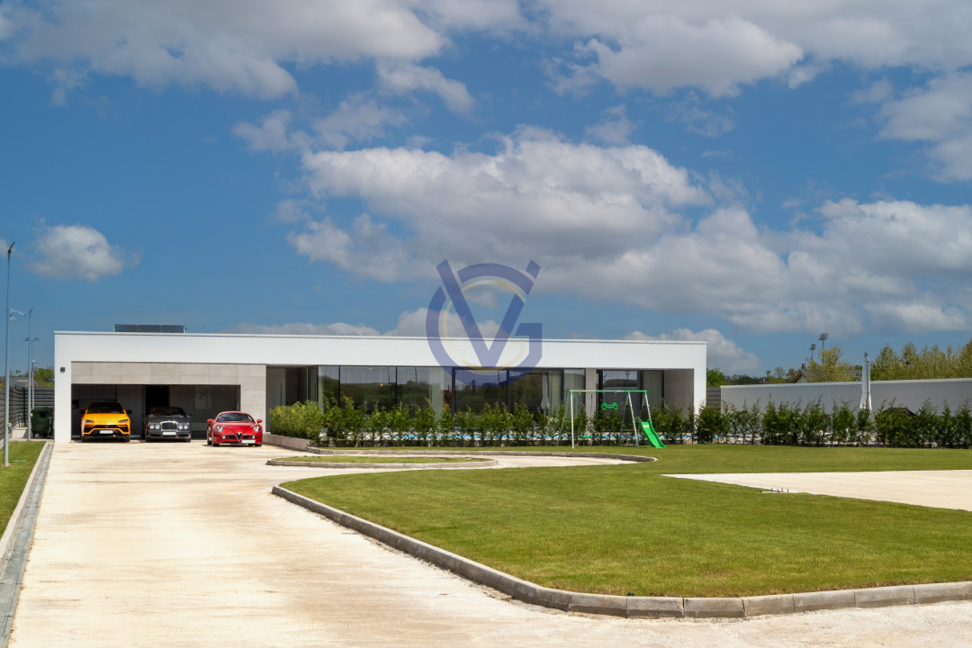 Ca in reviste! Vila senzationala, arh. moderna, piscina si teren de tenis!