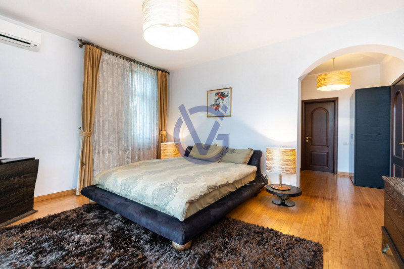 Domeniu cu 2 case superbe pentru 2 familii - Parc propriu si 2 terenuri 9850 mp