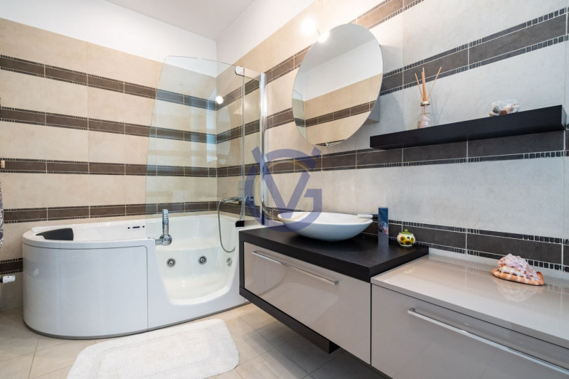 Domeniu cu 2 case superbe pentru 2 familii - Parc propriu si 2 terenuri 9850 mp