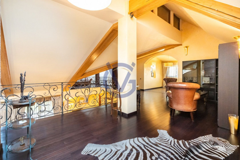 Domeniu cu 2 case superbe pentru 2 familii - Parc propriu si 2 terenuri 9850 mp
