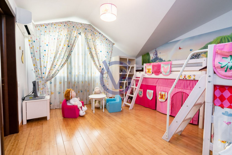 Domeniu cu 2 case superbe pentru 2 familii - Parc propriu si 2 terenuri 9850 mp