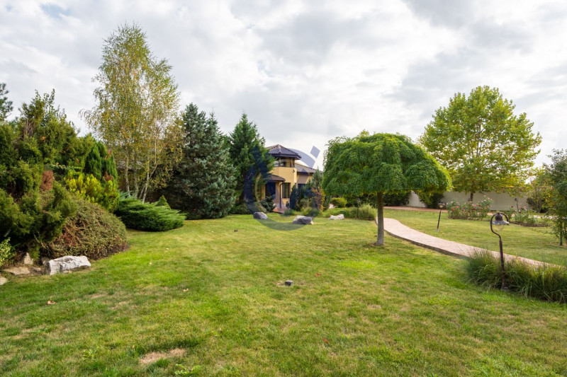 Domeniu cu 2 case superbe pentru 2 familii - Parc propriu si 2 terenuri 9850 mp