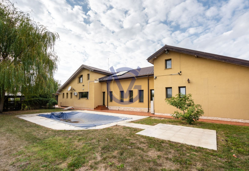 Domeniu cu 2 case superbe pentru 2 familii - Parc propriu si 2 terenuri 9850 mp