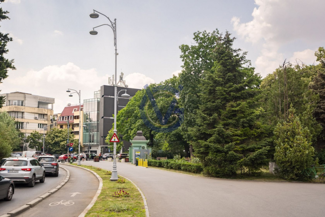 NOUL tau Apartament: intrarea in Parcul Herastrau din Piata Charles de Gaulle